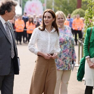 Kate Middleton Stylish Pakai Sneakers Lama, Harganya Rp 900 Ribu Kate Middleton Stylish Pakai Sneakers Lama, Harganya Rp 900 Ribu