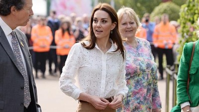 Kate Middleton Stylish Pakai Sneakers Lama, Harganya Rp 900 Ribu