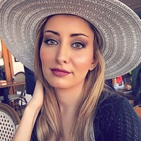 Setelah Miss Universe, Sarah Idan memilih berkarier di Amerika Serikat. Sejak remaja, berkat kemampuan bahasa Inggrisnya, dia pun sudah akrab dengan pemerintah AS. Pada usia 18 tahun, wanita lulusan Institut Musik di Los Angeles ini bekerja sebagai ahli bahasa untuk militer AS. Foto: Getty Images