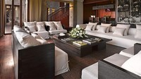 Ruang tamu yang didesain dengan begitu nyaman dan lega. Asyik untuk berkumpul dan bercengkerama bareng teman-teman (Hotel Bulgari Resort Bali)