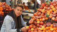 Dibalik sosoknya yang kontroversi, Guntur ternyata termasuk pria yang suka kulineran. Ia terlihat banyak melakukan pose dengan makanan. Foto: instagram @gunturtriyoga
