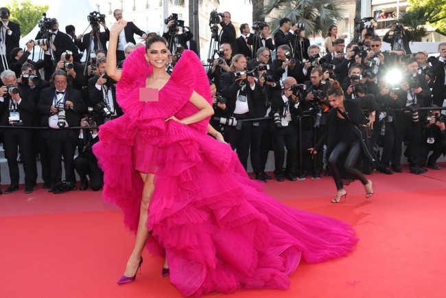 Sementara itu pada Festival Film Cannes 2018 lalu, Deepika Padukone juga tampil memukau dengan gaun yang sama yang pernah dikenakan Beyonce. Deepika mengenakan gaun pink dengan ekor yang panjang karya desainer Ashi Studio saat menghadiri premier Ash Is The Purest White di Festival Film Cannes 2018. Foto: Getty Images