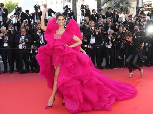 Deepika Padukone Tetap Cantik Meski Tanpa Makeup di Sampul Vogue