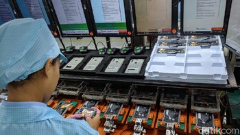 Proses dimulai pemasangan motherboard. (Foto: Adi Fida Rahman/detikINET)