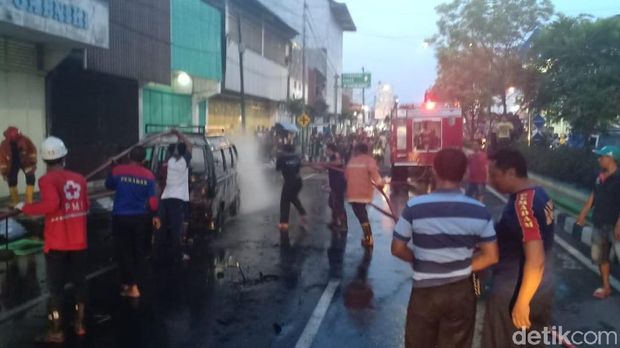 Tengah Melaju, Sebuah Mobil Carry Meledak dan Terbakar di Demak