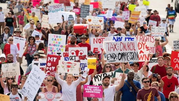 Ratusan orang memprotes larangan aborsi di Alabama