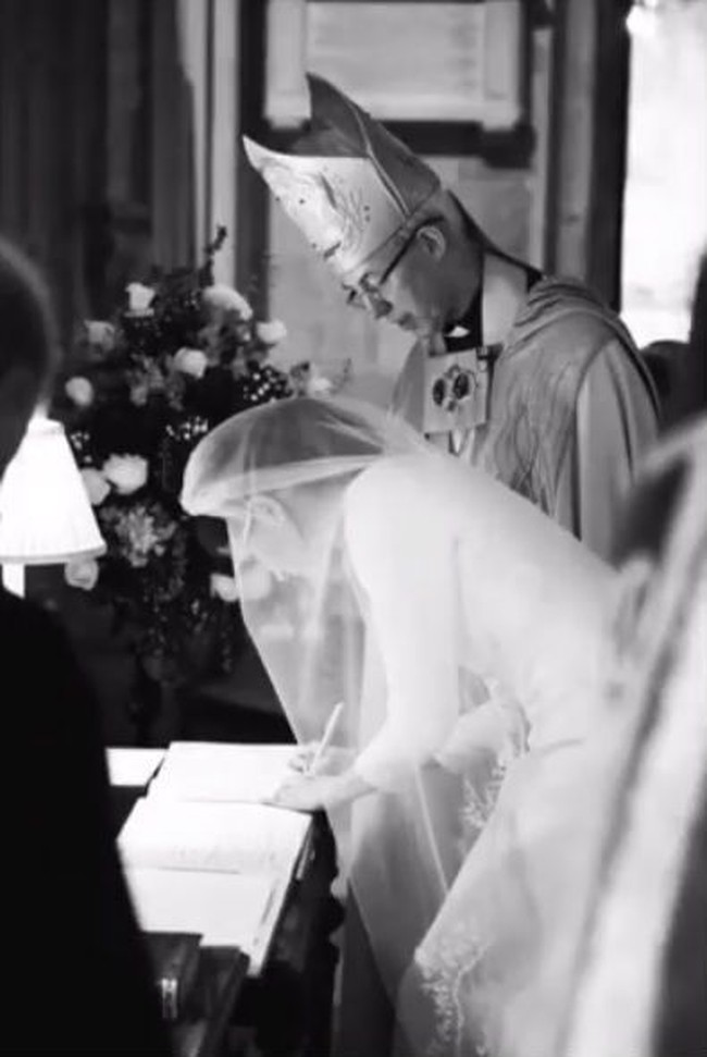 Meghan menandatangani berbagai dokumen setelah pernikahan. Foto: Dok. Instagram/Sussex Royal