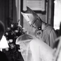 Meghan menandatangani berbagai dokumen setelah pernikahan. Foto: Dok. Instagram/Sussex Royal