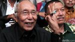 Permadi Salam Jempol Saat Penuhi Panggilan Polisi