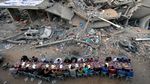 Potret Warga Palestina Buka Puasa di Sekitar Reruntuhan Bangunan