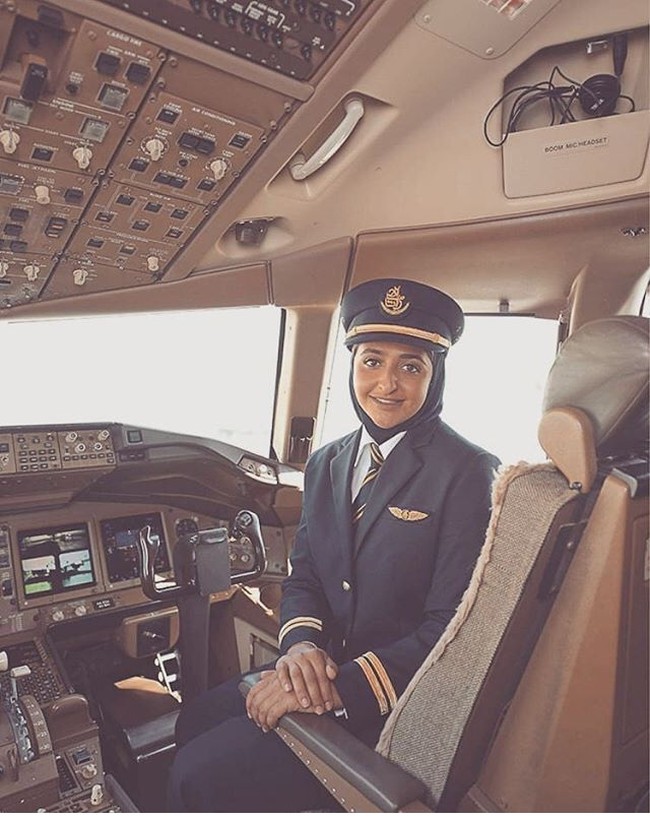 Kini tak sedikit wanita yang menjadi pilot. Salah satu yang menyorot perhatian adalah Sheikha Mozah Al Maktoum. Wanita berhijab muda ini merupakan putri bangsawan pertama yang menjadi pilot di Dubai. Foto: Dok. Instagram/Sheikha Mozah Al Maktoum