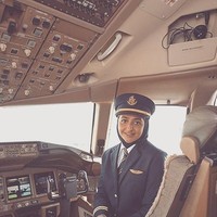 Kini tak sedikit wanita yang menjadi pilot. Salah satu yang menyorot perhatian adalah Sheikha Mozah Al Maktoum. Wanita berhijab muda ini merupakan putri bangsawan pertama yang menjadi pilot di Dubai. Foto: Dok. Instagram/Sheikha Mozah Al Maktoum