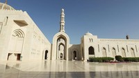 Meski pembangunannya baru dimulai pada tahun 1995 proses perencanaan dan perancangan bangunan masjid telah dilakukan sejak tahun 1992 lho. Bryn Lennon/Getty Images.