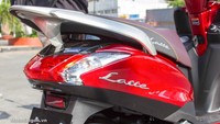 Skuter ini dibekali profil ban tubeless 90/90-12 di depan dan 100/90- 12 di belakang. Sistem pengereman di depannya pakai cakram hidrolik dan rem belakangnya masih pakai tromol. Foto: Pool (motosaigon)