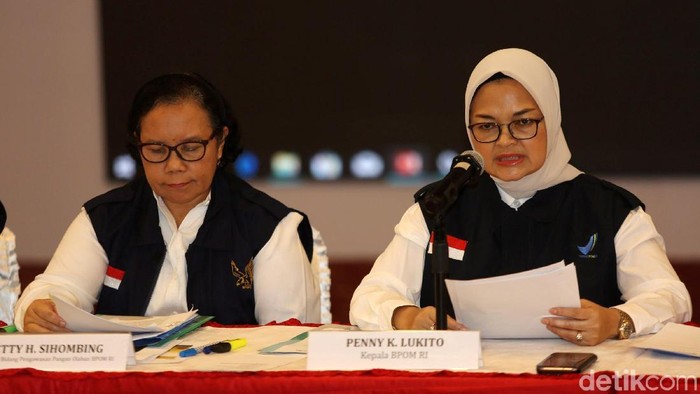Kepala BPOM Penny Kusumastuti Lukito beserta jajaran menunjukkan barang bukti kopi terkait pemalsuan kadarluasa di Kantor BPOM, Jakarta, Senin (20/5/2019). Badan Pengawas Obat dan Makanan (BPOM) melakukan intensifikasi pengawasan pangan selama bulan puasa dan jelang Idul Fitri. Dari pengawasan tersebut ditemukan banyak sekali pangan tidak memenuhi syarat, seperti rusak, kedaluwarsa, dan ilegal. Total nilai ekonomi dari produk-produk tersebut mencapai Rp 3,4 miliar.