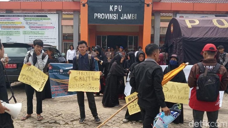 Mahasiswa Pasang Bendera Kuning di KPU Jambi, Minta Santunan KPPS Segera Cair Mahasiswa Pasang Bendera Kuning di KPU Jambi, Minta Santunan KPPS Segera Cair