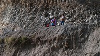 Banjir yang terjadi pada Jumat (17/5/2019) lalu itu membuat akses jalan utama ke sejumlah kecamatan di kabupaten itu terputus. Akibatnya ada empat kecamatan yang terisolasi.