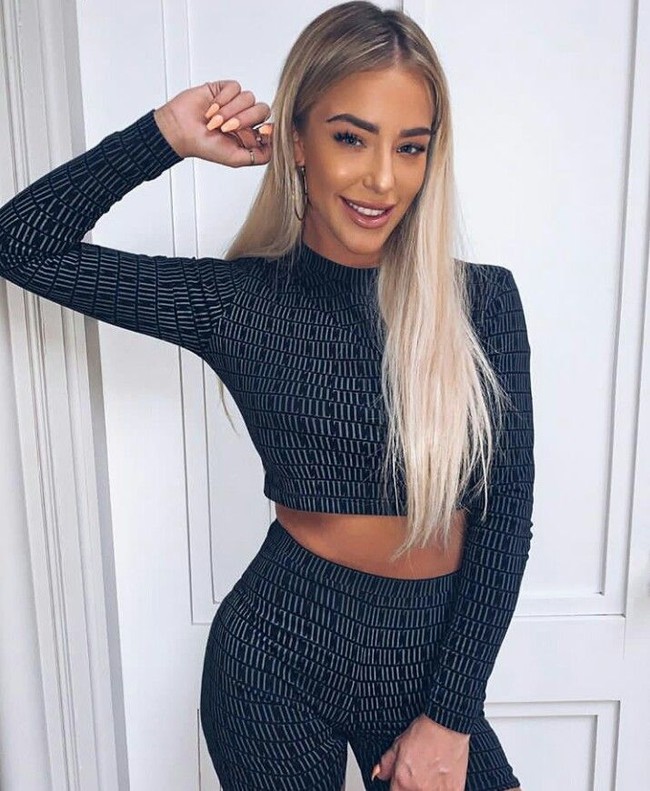 Wanita 21 tahun itu tinggal di rumah super mewah di Cheshire, Inggris. Ada 11 kamar tidur, kolam renang dan ruangan teater. Harga rumahnya ditaksir 15 juta poundsterling atau sekitar Rp 276 miliar. Foto: Dok. Instagram