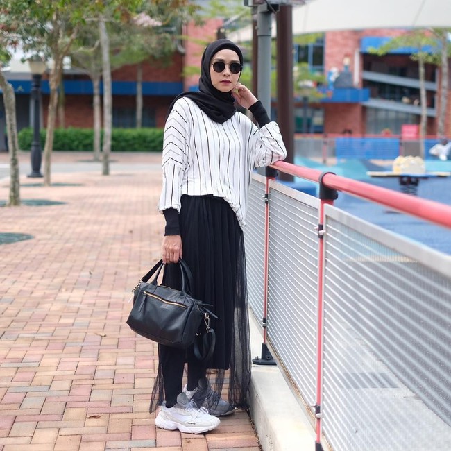 Rok tutu bisa kamu pilih untuk tampil stylish nan kekinian. Zaskia Adya Mecca memadukan rok tutu dengan atasan longgar bernuansa monokrom. Agar tak terasa berlebihan, pilih atasan dengan sedikit aksen. /ZaskiaAdyaMecca