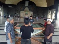 Jemaah memfoto Al Quran raksasa (Ibnu Munsir/detikcom)
