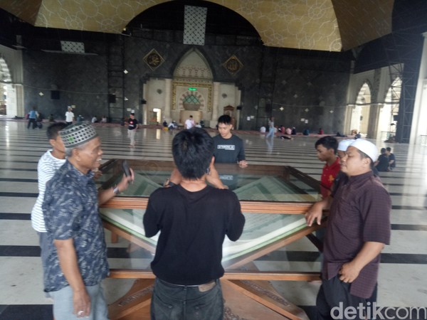 Keberadaannya tak pelak mengundang perhatian dari jemaah Masjid Raya Makassar untuk mengabadikan moment ini menggunakan smartphone. Jemaah mengaku keberadaan Alquran raksasa menjadi inspirasi dan motivasi untuk lebih meningkatkan ibadah di bulan suci ramadhan (Ibnu Munsir/detikcom) Keberadaannya tak pelak mengundang perhatian dari jemaah Masjid Raya Makassar untuk mengabadikan moment ini menggunakan smartphone. Jemaah mengaku keberadaan Alquran raksasa menjadi inspirasi dan motivasi untuk lebih meningkatkan ibadah di bulan suci ramadhan (Ibnu Munsir/detikcom)