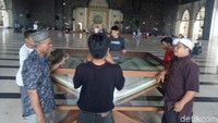 Keberadaannya tak pelak mengundang perhatian dari jemaah Masjid Raya Makassar untuk mengabadikan moment ini menggunakan smartphone. Jemaah mengaku keberadaan Alquran raksasa menjadi inspirasi dan motivasi untuk lebih meningkatkan ibadah di bulan suci ramadhan (Ibnu Munsir/detikcom)