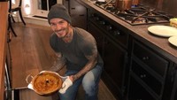 Hampir sama dengan Ronaldo, David Beckham menempati posisi kedua dengan harta yang juga berada di kisaran Rp 6,3 T. Meski sudah pensiun dari dunia sepakbola, tapi David tetap menarik perhatian dengan aksi memasaknya yang keren. Foto: Istimewa