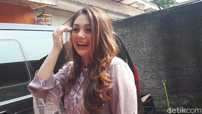 Celine Evangelista saat mengisi acara Pagi-Pagi Pasti Happy di Trans TV.