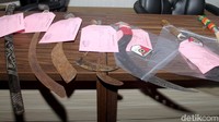 Sementara dua tersangka lain berinisial S.H dan M.A.A diringkus dengan kasus menyimpan serta membawa senjata tajam. Sejumlah barang bukti seperti senjata tajam turut diamankan oleh polisi.