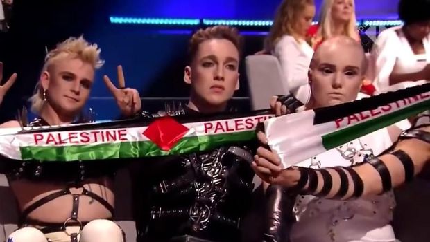 Kontestan Eurovision asal Islandia, Hatari, tampak membentangkan selendang bendera Palestina