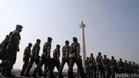Sejumlah pasukan berbaris untuk menggelar apel pengamanan di lapangan Monas.