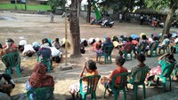 Kegiatan basuh kaki kedua orang tua ini dilaksanakan di halaman terbuka di Vihara Jaya Wijaya. Jumlah peserta lebih dari 100 keluarga, digelar mulai sore, sekitar pukul 16.00 hingga 18.00 WITa (Dok. Komunitas Kearifan Lokal Tebango)