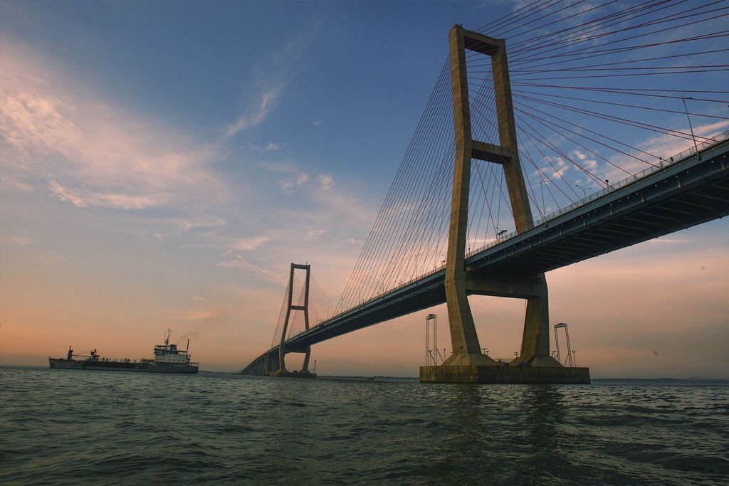 Jembatan Suramadu dibangun emnggunakan produk Semen Gresik tipe Special Blended Cement (SCB) (dok. Semen Indonesia)