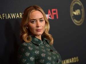 Emily Blunt Bantah Kalah Saingan dengan Scarlett Johansson untuk Black Widow