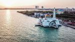 Masya Allah! Masjid Terapung di Selat Malaka yang Unik dan Cantik