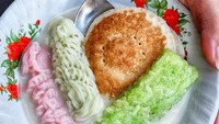 Tampilannya sangat menggugah selera. Putu mayang berlumur saus santan dan gula enak dipadu bersama dengan serabi. Foto: Instagram@nonikchubby