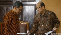 Kekecewaan Soesilo itu dibawanya sampai selepas persidangan. Dia mengaku khawatir penundaan yang cukup lama itu dapat memberikan waktu yang luang bagi penyidik KPK melakukan upaya penahanan pada Sofyan.