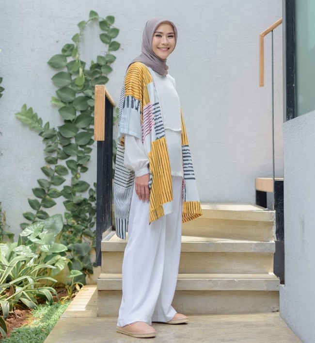 Acara buka puasa bersama saat Ramadan sering dijadikan momen bersilaturahmi dengan teman lama. Tak heran, jika terkadang kita bingung memilih busana yang tepat. Penampilan kasual nan menawan khas artis Zaskia Adya Mecca bisa jadi inspirasimu. Foto: Instagram/ZaskiaAdyaMecca