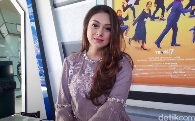 Celine Evangelista punya seorang kakek yang juga berjasa untuk bangsa. Kakek buyutnya, Fadeli Luran, disebut-sebagai tokoh yang berhasil mempersatukan umat Islam di Sulawesi Selatan.Pulang ke Makassar kampung Kakek ku.. Ziarah ke makam kakek Buyut ku Haji Fadeli Luran, ke Kakek kandung ku Sultani Fadeli Luran & keluarga yg lain, tulis Celine dalam sebuah unggahan di Instagram. (Foto: Desi Puspasari/detikHOT)