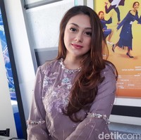 Celine Evangelista punya seorang kakek yang juga berjasa untuk bangsa. Kakek buyutnya, Fadeli Luran, disebut-sebagai tokoh yang berhasil mempersatukan umat Islam di Sulawesi Selatan.Pulang ke Makassar kampung Kakek ku.. Ziarah ke makam kakek Buyut ku Haji Fadeli Luran, ke Kakek kandung ku Sultani Fadeli Luran & keluarga yg lain, tulis Celine dalam sebuah unggahan di Instagram. (Foto: Desi Puspasari/detikHOT)