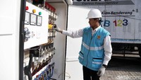 Petugas PLN memeriksa Power Bank PLN di kawasan JIExpo Kemayoran, Jakarta Pusat, Senin (20/5).