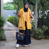 Memilih outer dengan desain atraktif seperti ini juga bisa jadi solusi untukmu yang ingin tampil stunning. Warna cerah seperti mustard bisa jadi andalanmu. Foto: Instagram/ZaskiaAdyaMecca