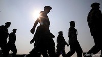 Pasukan TNI menggelar apel pengamanan dari Kodam Jaya di Lapangan Silang Monas, Jakarta.