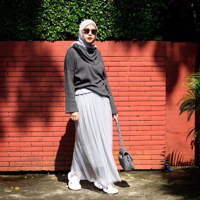 Zaskia Adya Mecca sering tampil dengan busana oversized dan loose. Meski terlihat santai, ia tetap terlihat menawan. Gaya hijabnya pun sederhana, dan cocok dipakai hijabers usia muda hingga dewasa. Foto: Instagram/ZaskiaAdyaMecca
