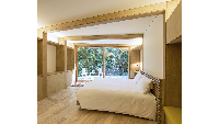 Penginapan ini terbuat dari kayu dengan banyak jendela besar. Ada 10 kamar dengan 3 tipe ruangan dalam 2 lantai. Tiap tipe kamar dikelompokkan dan memiliki ruang kumpul sendiri. (Shishi-Iwa Hotel)