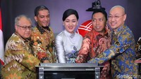 Direktur Utama PT Kustodian Sentral Efek Indonesia (KSEI) Friderica Widyasari Dewi (tengah) bersama Deputi Direktur Pengawasan Lembaga Efek OJK Ridwan (kedua kiri), Komisaris Utama KSEI Rahmat Waluyanto (kiri), Direktur Syafruddin (kedua kanan) dan Direktur Supranoto Prajogo (kanan) menekan tombol saat peluncuran fasilitas AKSes (Acuan Kepemilikan Sekuritas) generasi terbaru atau AKSes Next Generation (AKSes Next-G) di Bursa Efek Indonesia, Jakarta, Senin (20/5/2019).