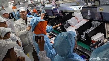 Memasukkan aksesori. (Foto: Adi Fida Rahman/detikINET)
