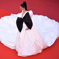 Aktris 33 tahun itu tampil dramatis dengan gaun hitam-putih rancangan desainer Peter Dundas di premier Rocketman, Festival Film Cannes 2019, Kamis (16/5/2019). Penampilannya tampak ektsravagan dengan detail pita besar pada gaunnya. Foto: Matt Winkelmeyer/Getty Images