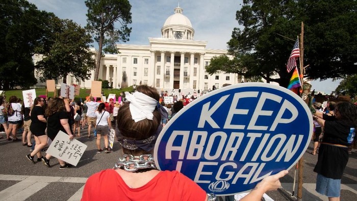 REFILE - QUALITY REPEAT   People walk to the Alabama State Capitol during the March for Reproductive Freedom against the states new abortion law, the Alabama Human Life Protection Act, in Montgomery, Alabama, U.S. May 19, 2019. REUTERS/Michael Spooneybarger
