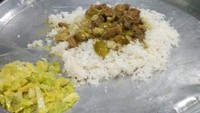 Makanan dihidangkan dalam satu wadah besar untuk 4 orang. Menu makanannya hampir tiap hari sama. Nasi ditambah daging sapi berlumur kuah kari (Nurhadi Eko Firmansyah/Istimewa)